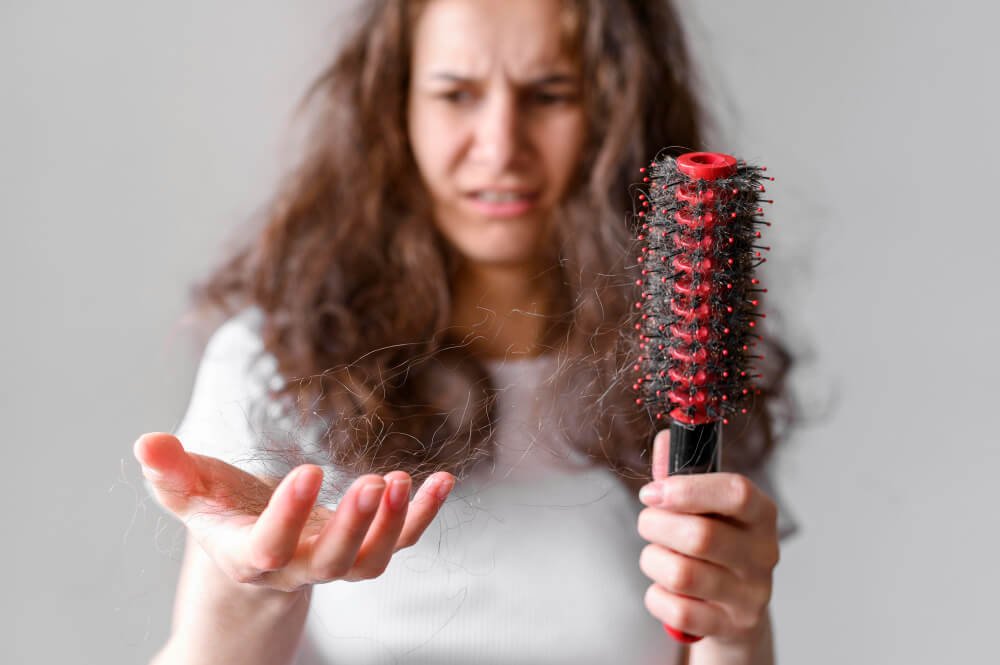 “Combate la caída excesiva de cabello de forma natural: trucos y remedios caseros”